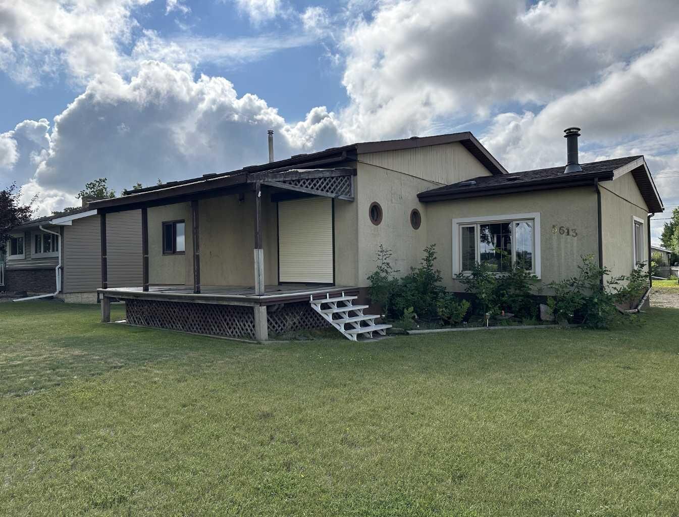 Property Photo:  5613 48 Avenue  AB T4J 1K2 