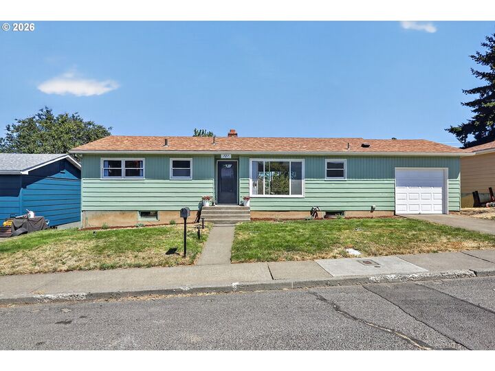 Property Photo:  727 E 19th St  OR 97058 