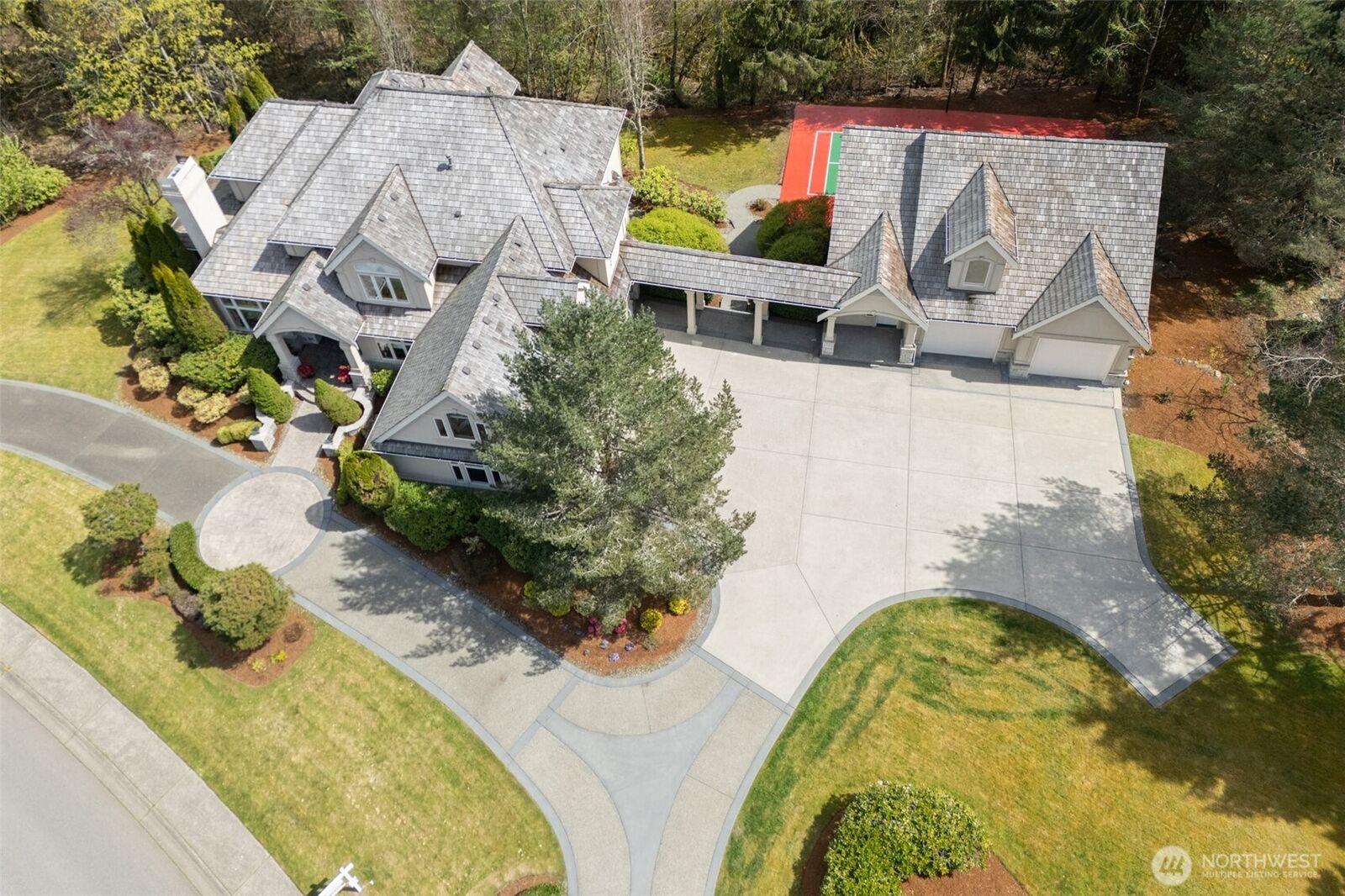 Property Photo: 818 Windsor Drive SE WA 98074