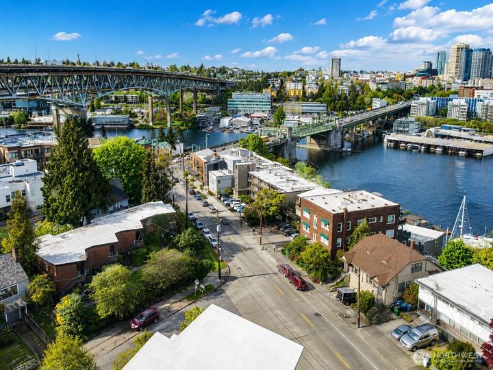 Property Photo: 3261 Fuhrman Avenue E WA 98102