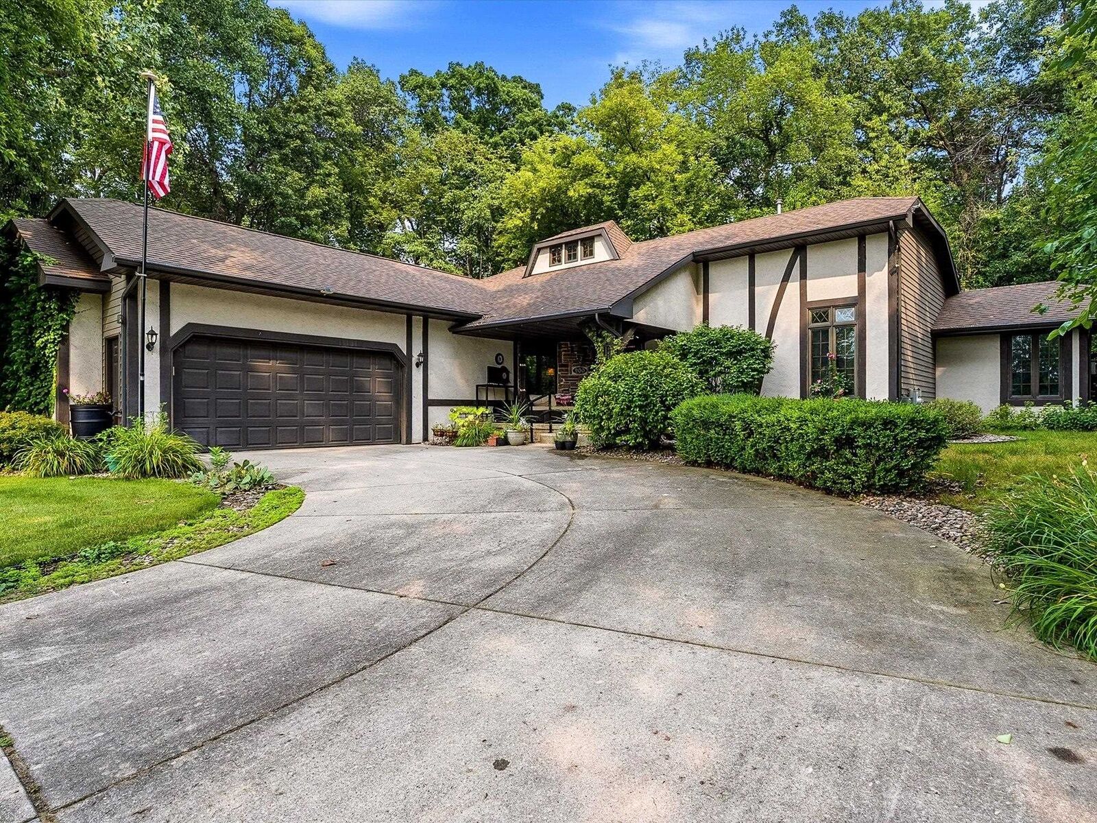 Property Photo:  900 Mt Hood Court  WI 54311-4818 