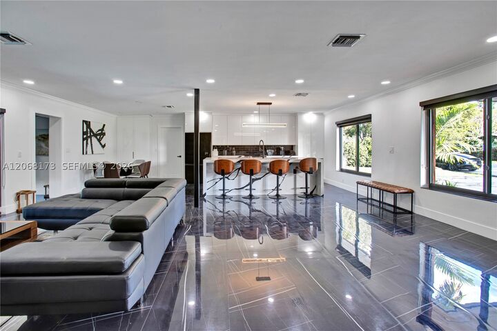 Property Photo:  2457 NE 27th Ter  FL 33305 