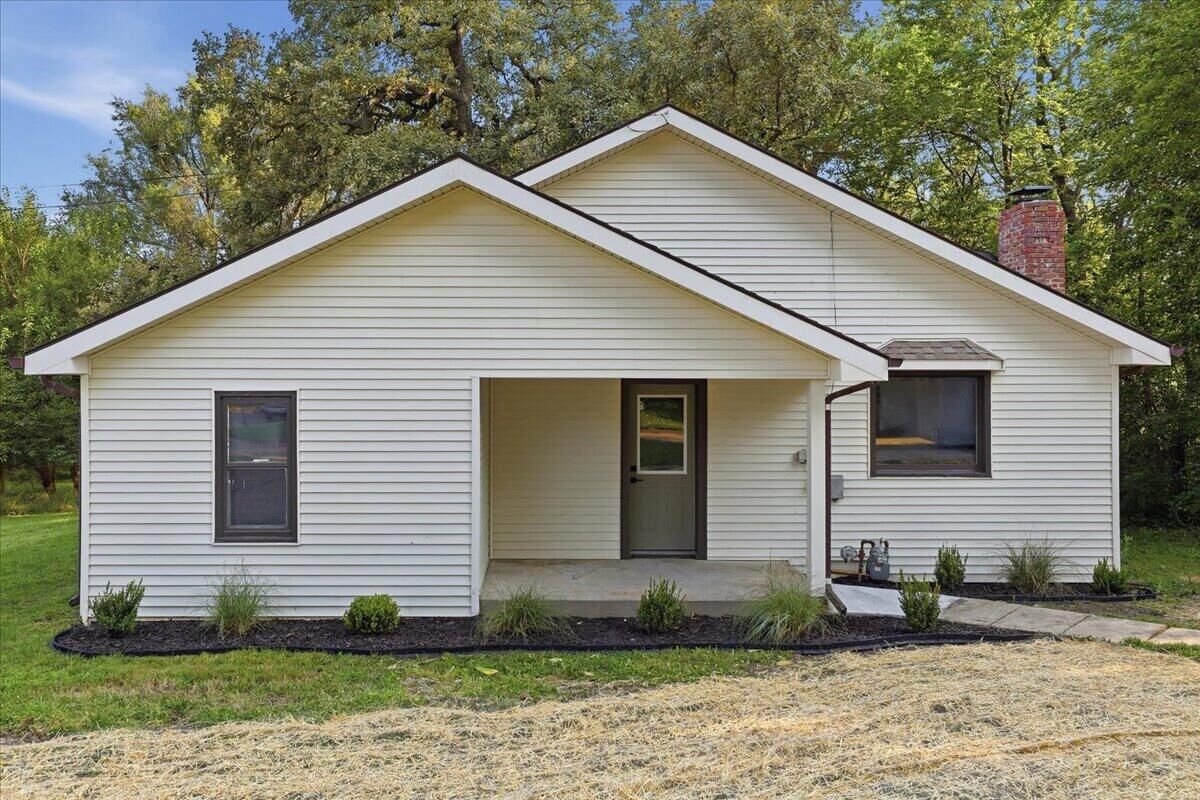 Property Photo: 702 S 15th Street NE 68410