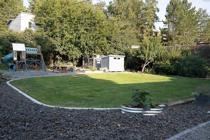 Property Photo: 928 Market St WA 99350
