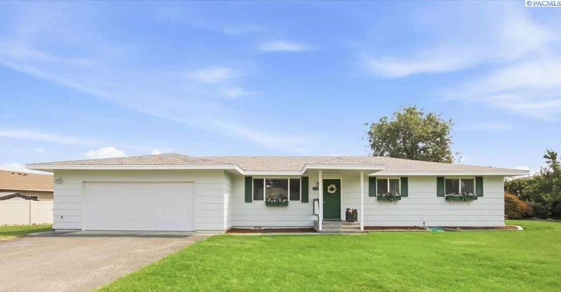 Property Photo:  328 N Grant St  WA 99336 