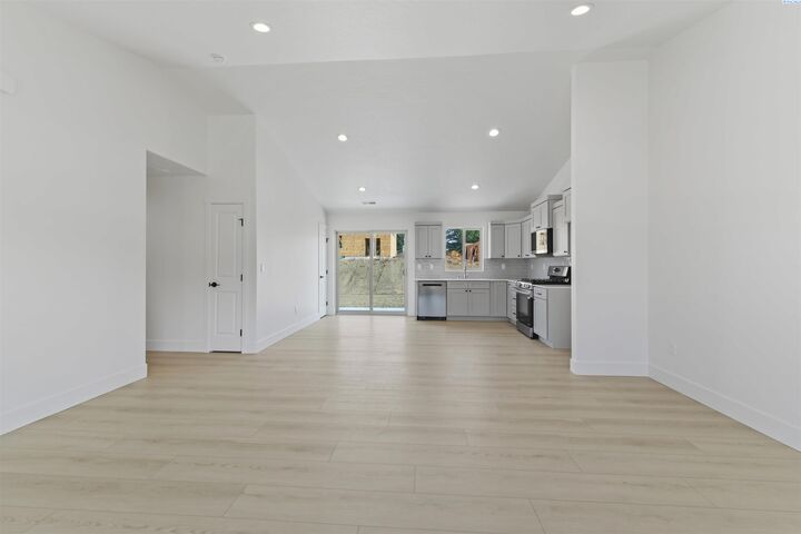 Property Photo: 10119 Redbud Dr WA 99301