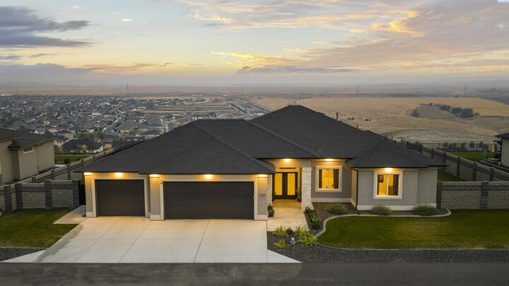 Property Photo: 7220 W 22nd Place WA 99338