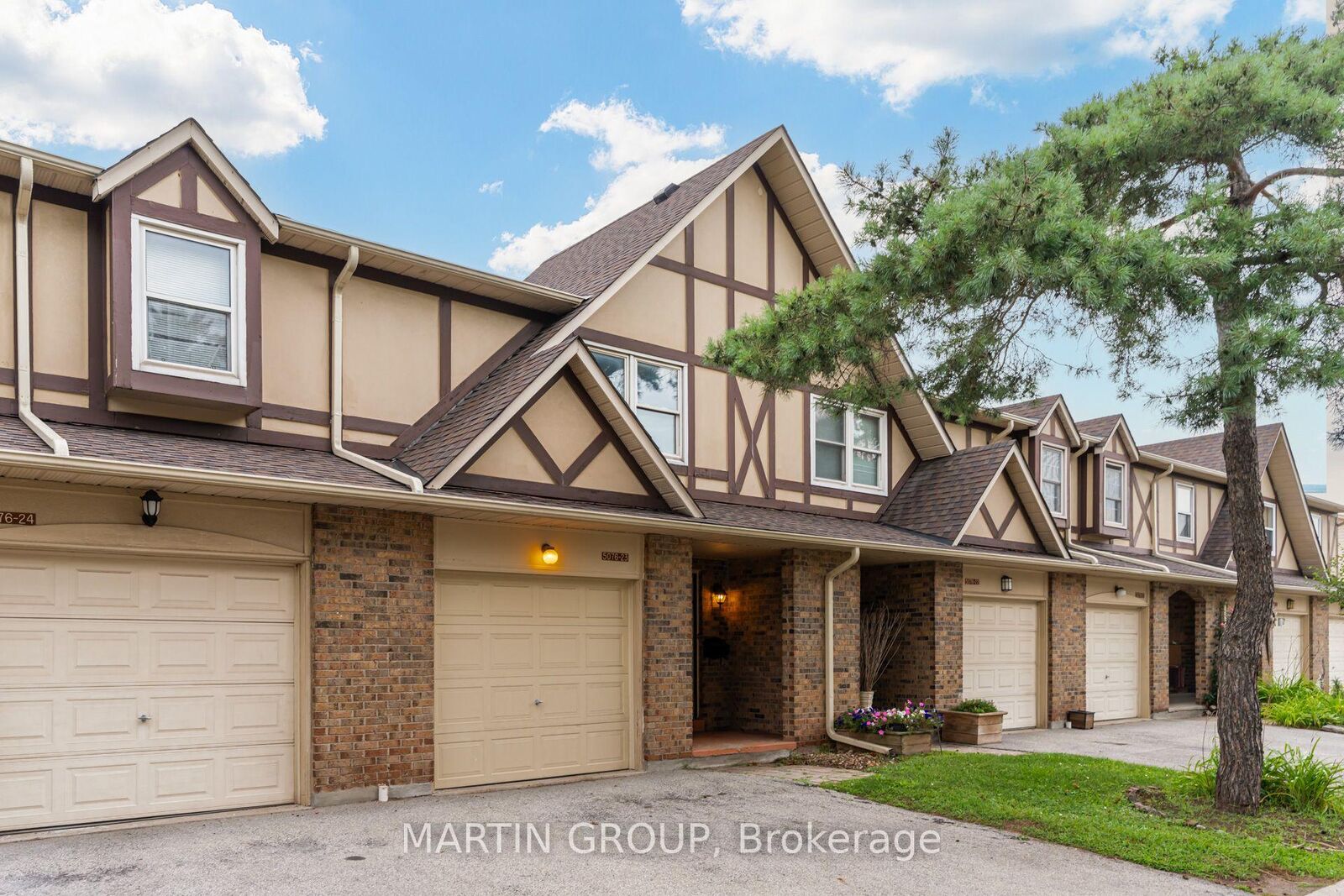 Property Photo: 5076 New Street 23 ON L7L 1V1