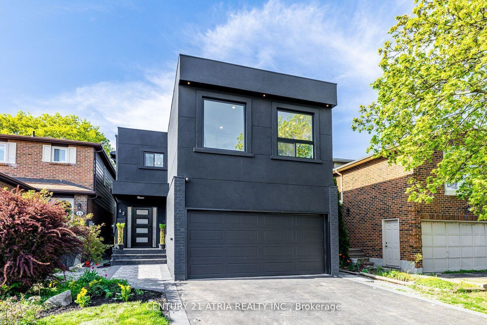 Property Photo: 42 Coventry Court ON L4C 8B8
