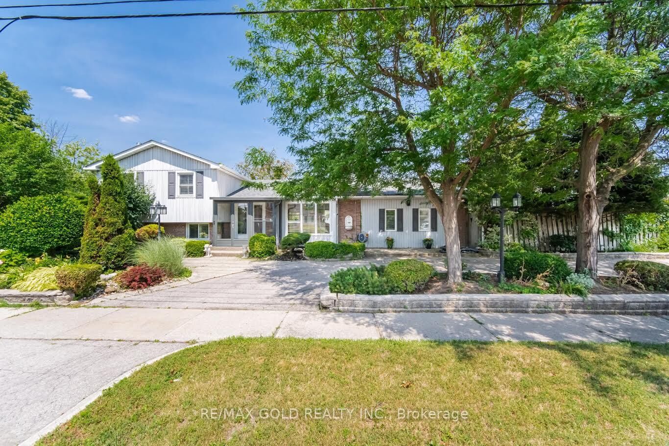 Property Photo: 2395 Stillmeadow Road ON L5B 2A8