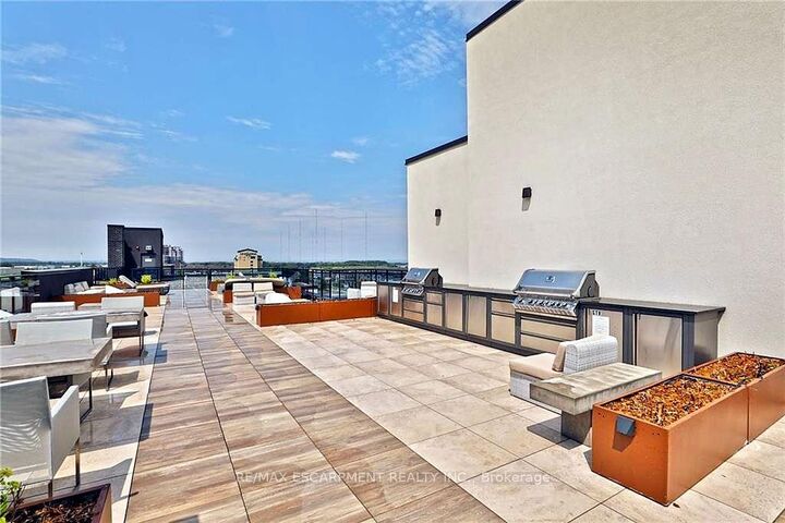 Property Photo:  10 Concord Place 117  ON L3M 0G6 