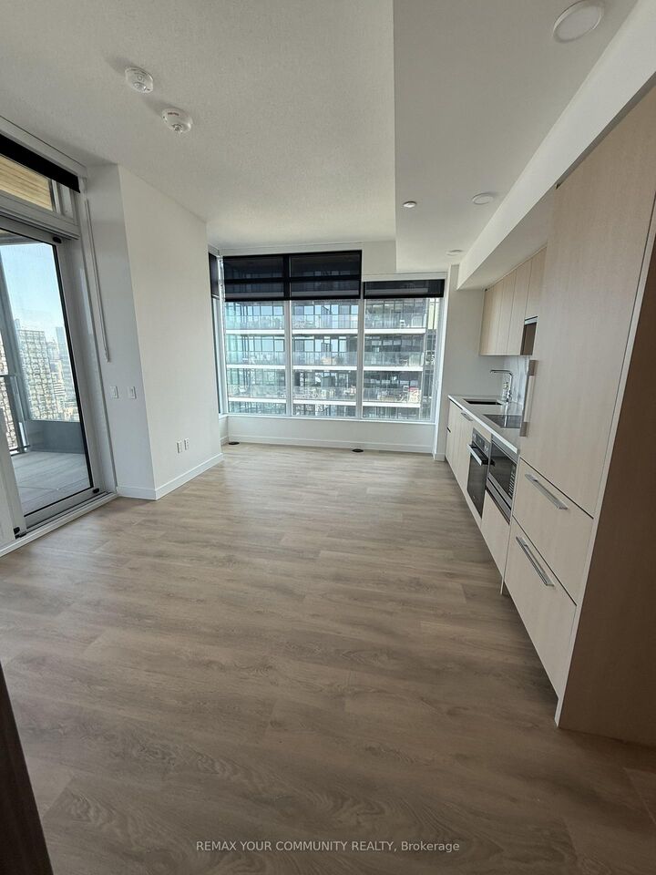 Property Photo: 3 Concord Cityplace Way 5105 ON M5V 0X4