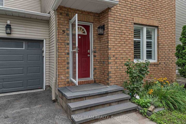 Property Photo:  583 Tweedsmuir Avenue 9  ON K1Z 5P4 