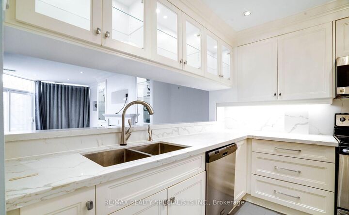 Property Photo:  100 Arbors Lane Th5  ON L4L 7G4 