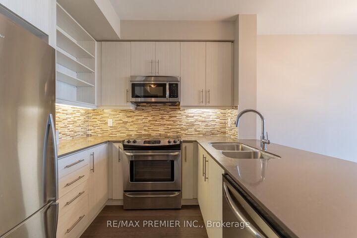 Property Photo:  55 Oneida Crescent 1401  ON L4B 4T9 