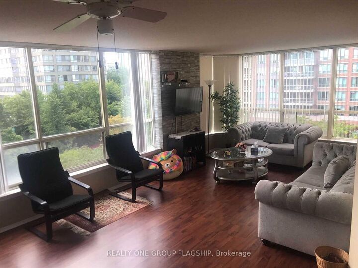 Property Photo:  55 Elm Drive 604  ON L5B 3Z3 