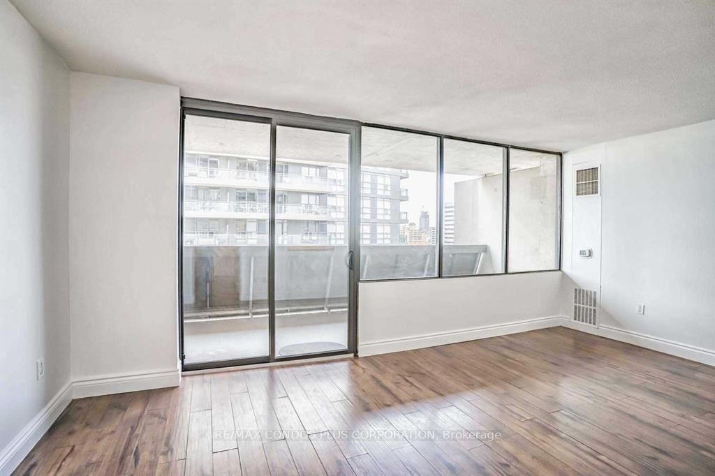 Property Photo:  720 Spadina Avenue 1011  ON M5S 2T9 