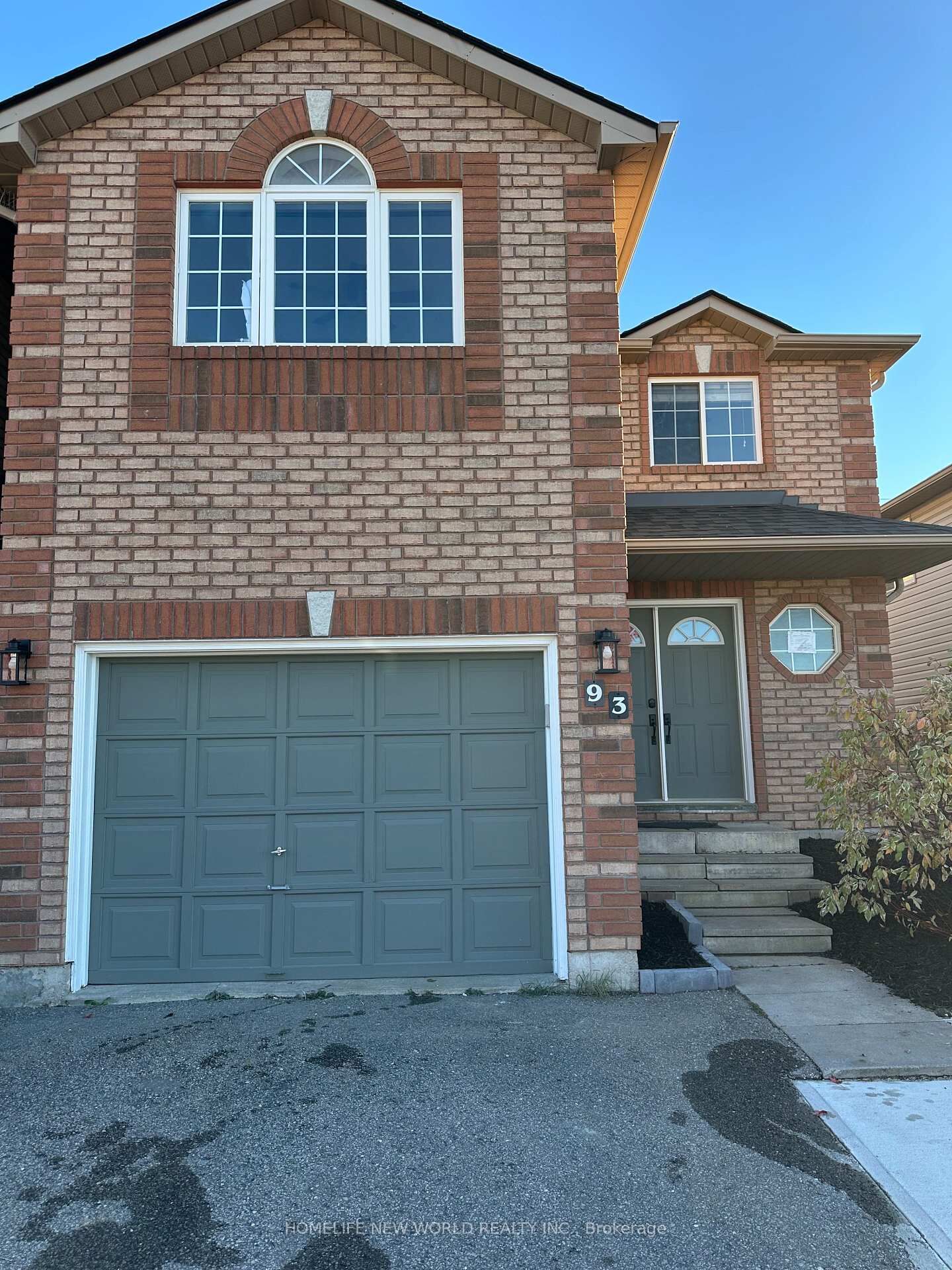 Property Photo: 93 Courtney Crescent Unit 1 ON L4N 5S9