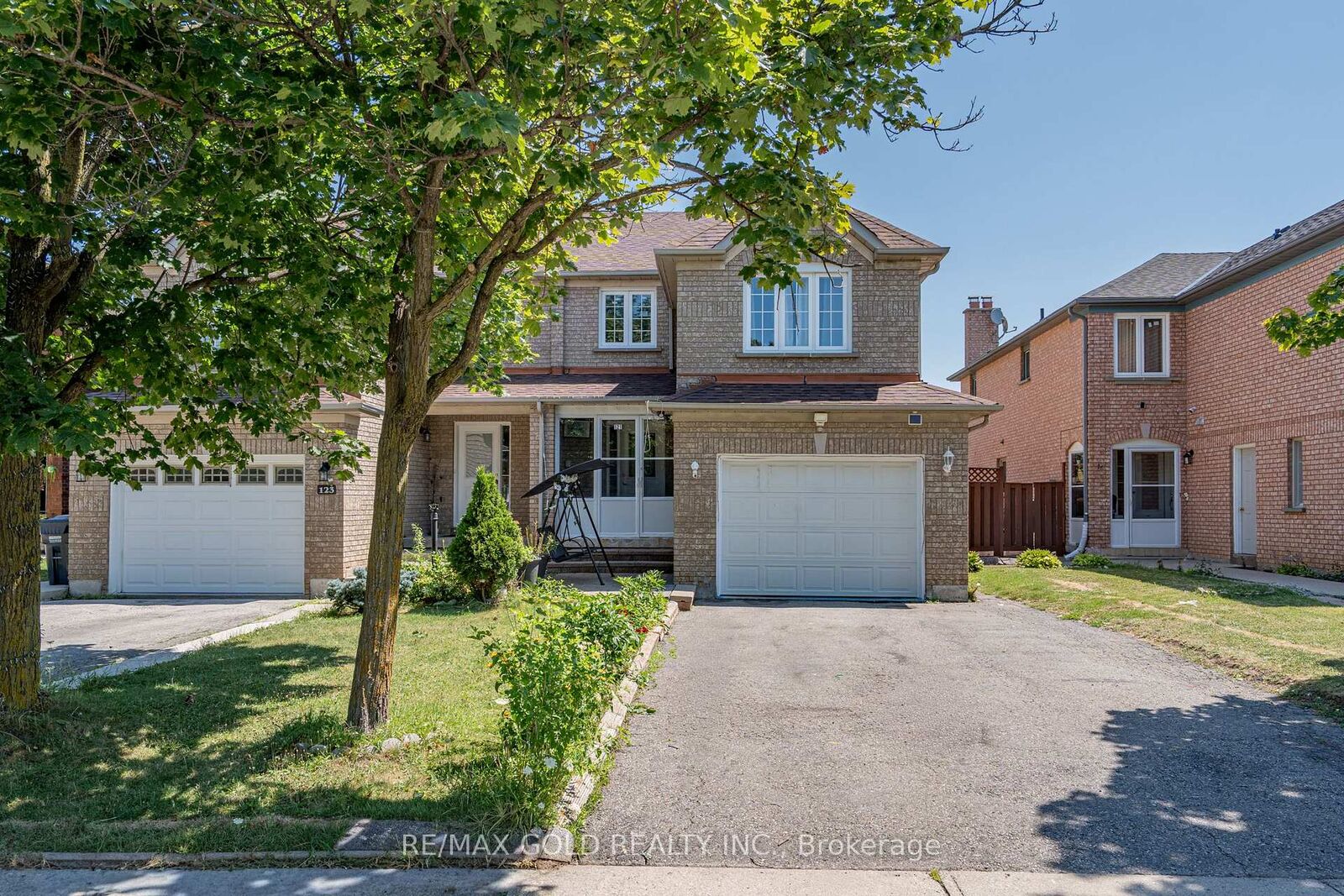 Property Photo: 121 Bighorn Crescent ON L6R 1G2