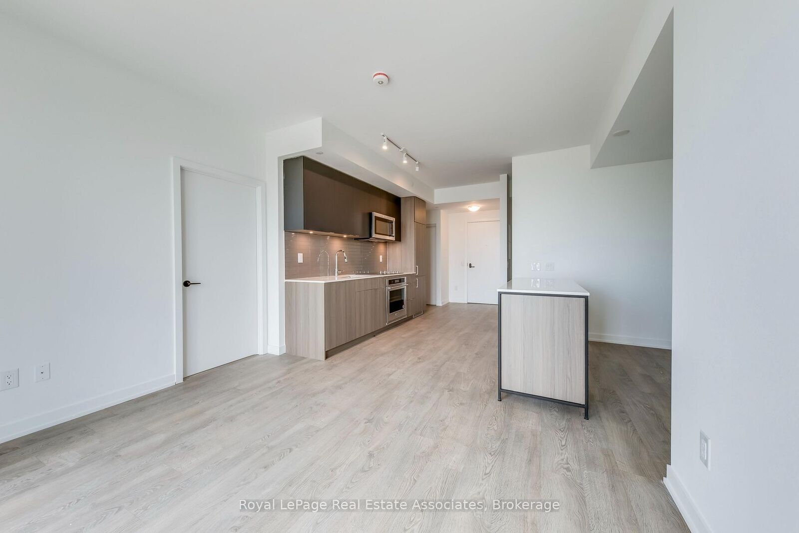 Property Photo:  220 Missinnihe Way 806  ON L5H 0A9 
