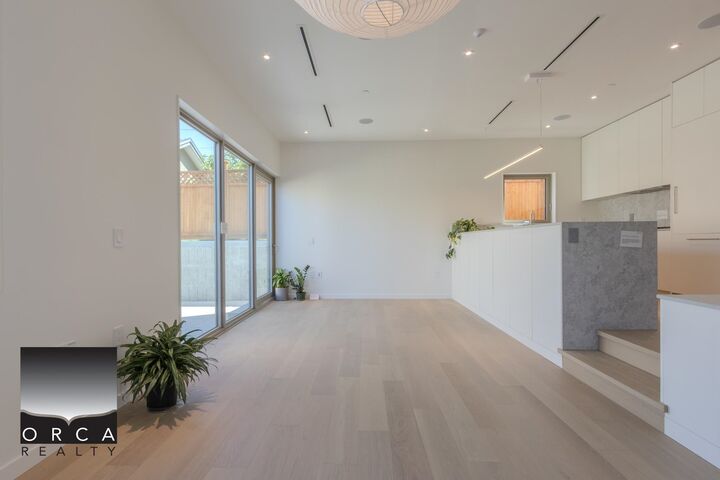 Property Photo:  2915 East 5th Avenue 1  BC V5M 1N6 