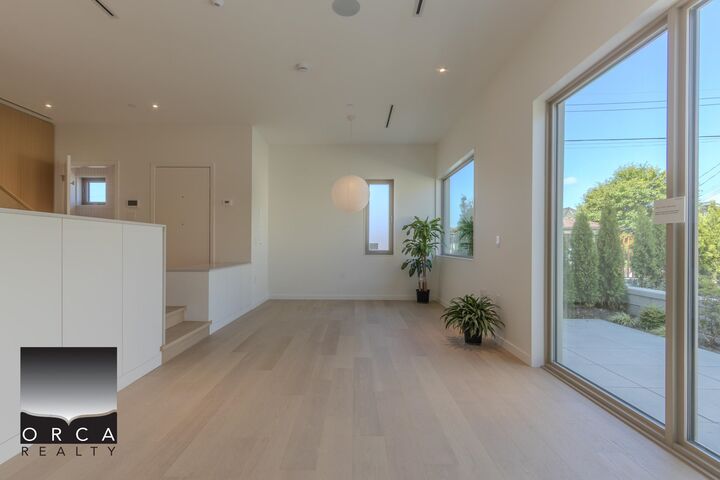 Property Photo:  2915 5th Avenue 2  BC V5M 1N6 