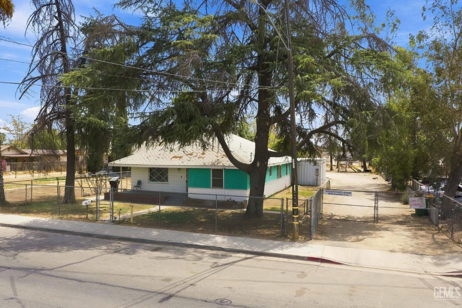 Property Photo:  2501 E California Avenue  CA 93307 