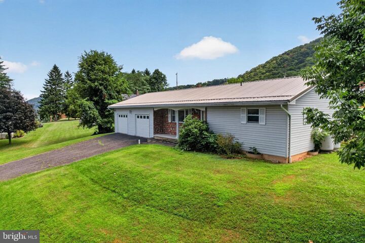 Property Photo: 189 S Pennsylvania Street WV 26753