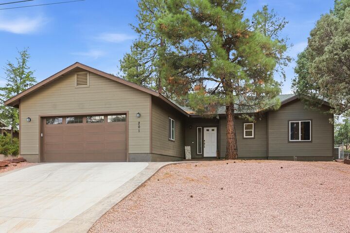 Property Photo:  201 W Chateau Circle  AZ 85541 