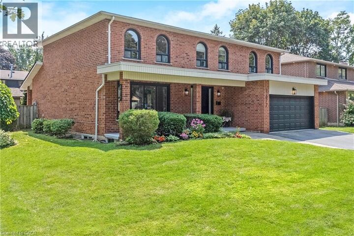 Property Photo: 1677 Sherwood Forrest Circle ON L5K 2G8