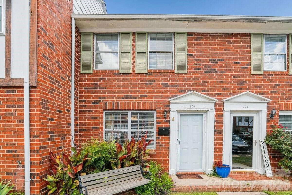Property Photo:  1300 Larchmont Place 303  NC 28144 