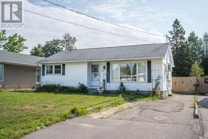 Property Photo:  96 Glenholme Dr  ON P6A 4C3 