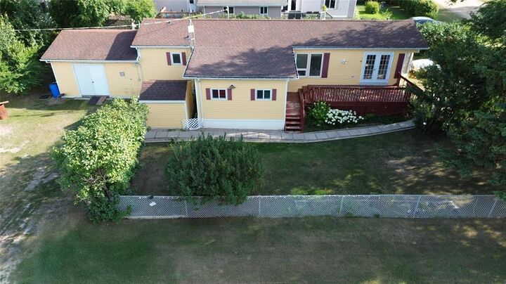 241 Meadows Crescent — photo 1