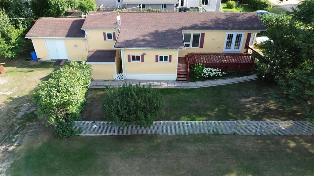 Property Photo:  241 Meadows Crescent  MB R7A 7W7 