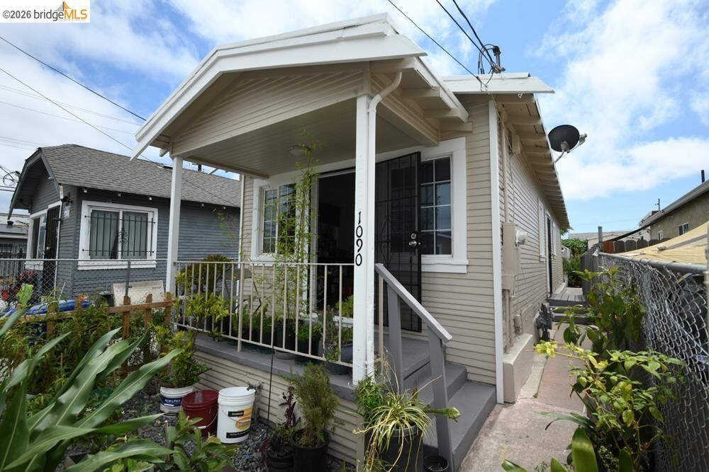 Property Photo: 1090 70th Ave CA 94621