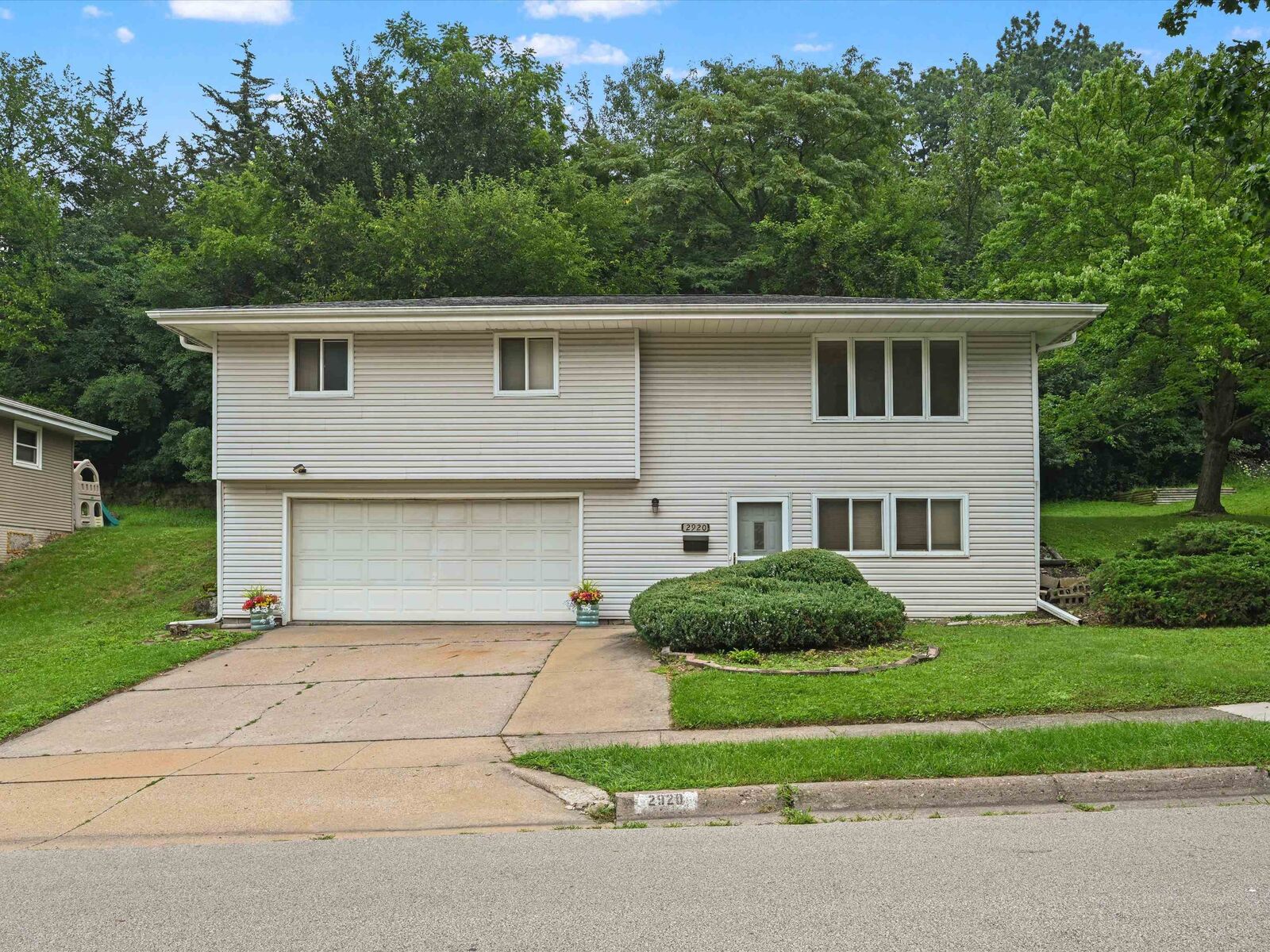 Property Photo:  2920 Wildwood Drive  IA 52001 