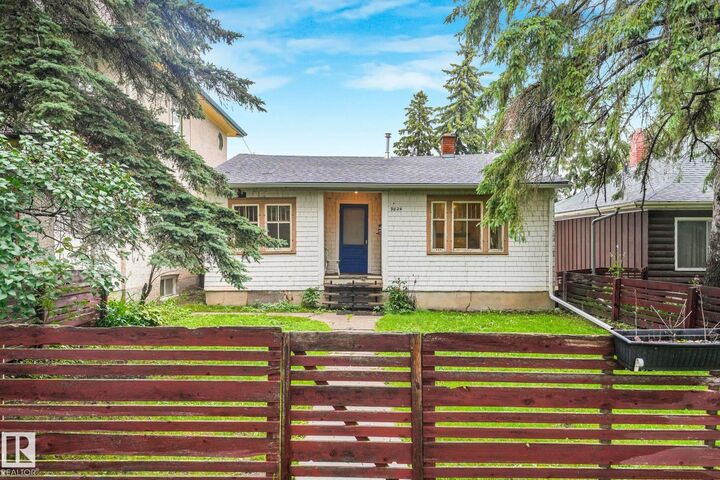 Property Photo:  9824 91 Avenue NW  AB T6E 2T6 