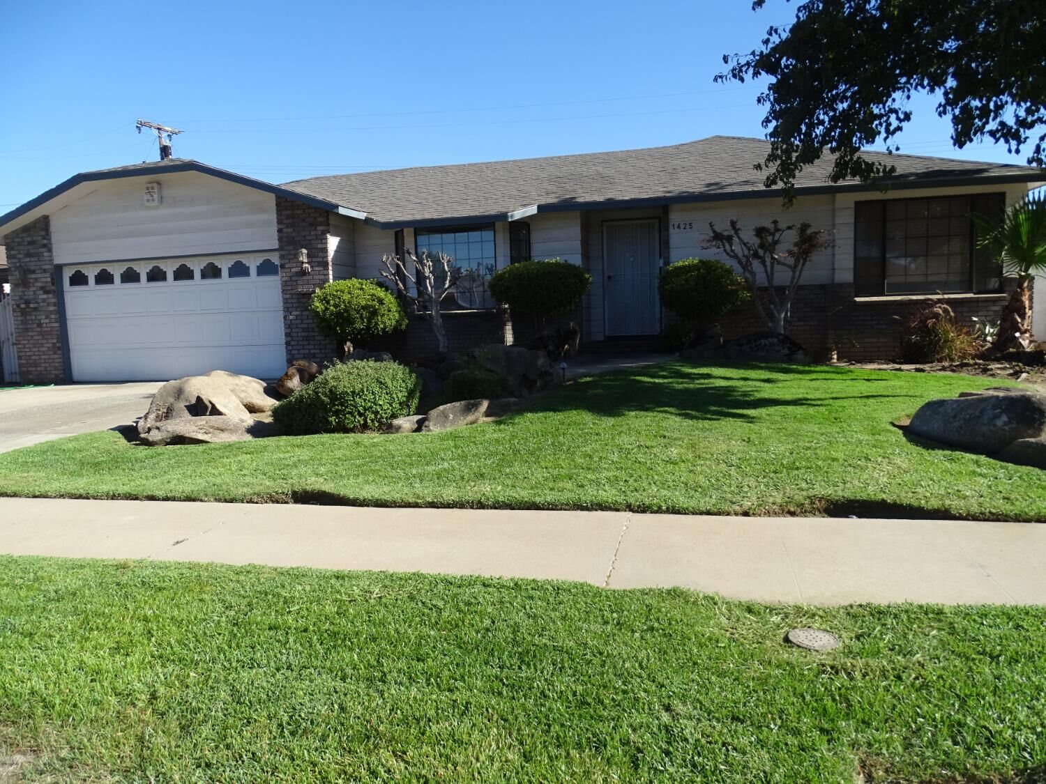 Property Photo: 1425 Flint Way CA 93705