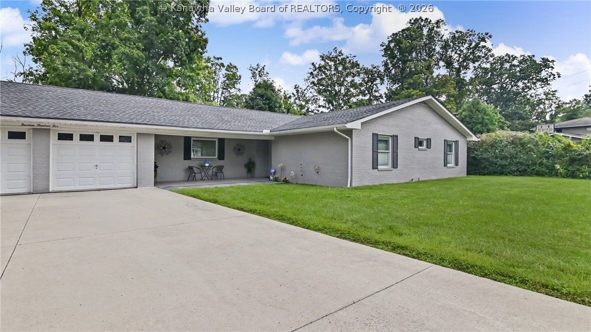 Property Photo:  1405 Nottingham Road  WV 25314 