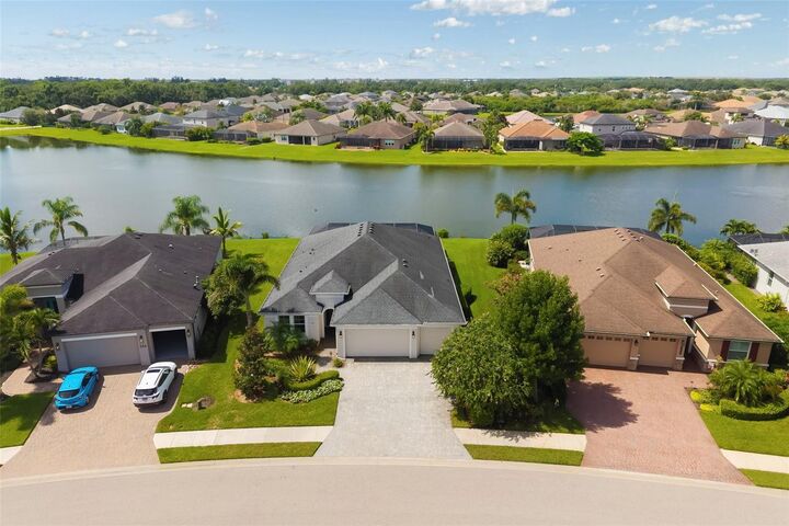 Property Photo: 332 Chantilly Trail FL 34212