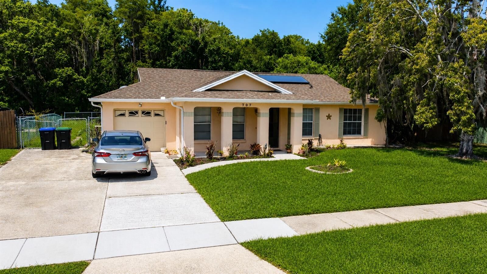 Property Photo:  707 Iowa Woods Circle E  FL 32824 
