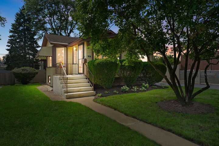 Property Photo: 1087 Rose Avenue IL 60016