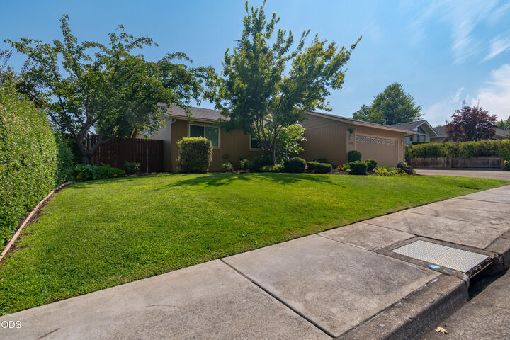 Property Photo: 1920 Pinedale Street OR 97504
