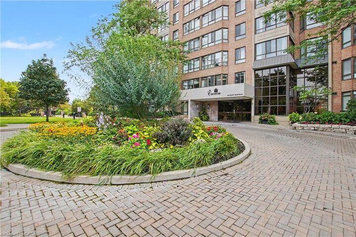 Property Photo:  100 County Court Boulevard 1604  ON L6W 3X1 