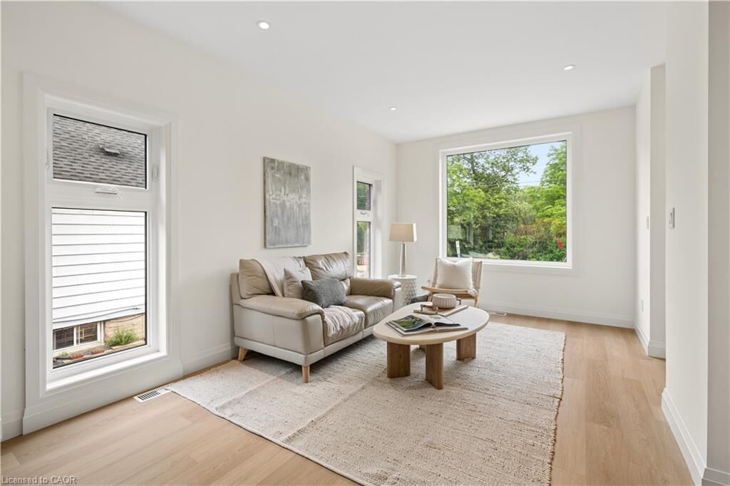Property Photo:  563 Wellington Street 2  ON N2H 5L6 