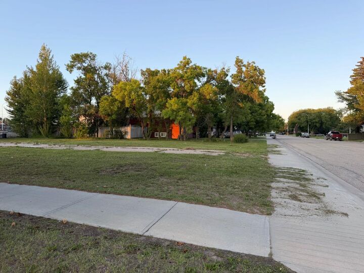 Property Photo: 9932 107 Avenue AB T8V 1L5