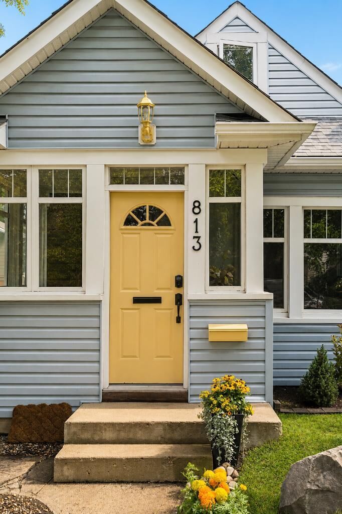 Property Photo:  813 3 Avenue NW  AB T2N 0J5 