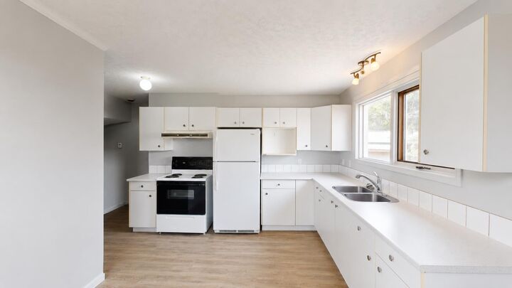Property Photo: 1239 41 Avenue N AB T1H 6A4