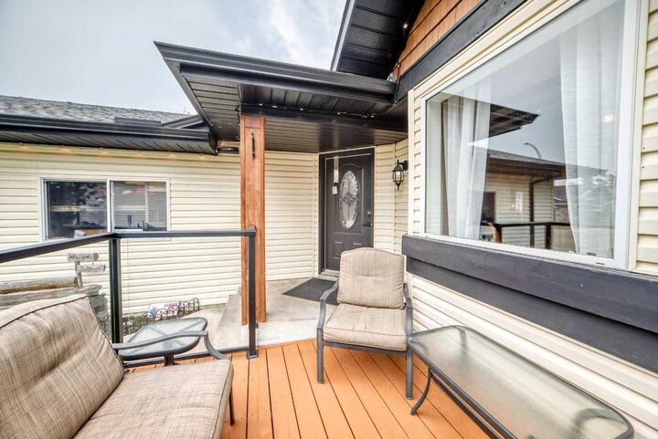 Property Photo: 61 West Edge Road AB T4C 1M7