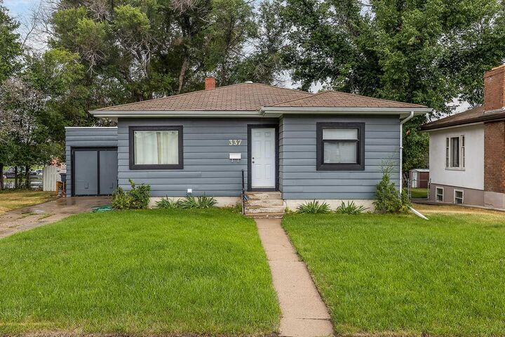 337 4 Street SW — photo 1